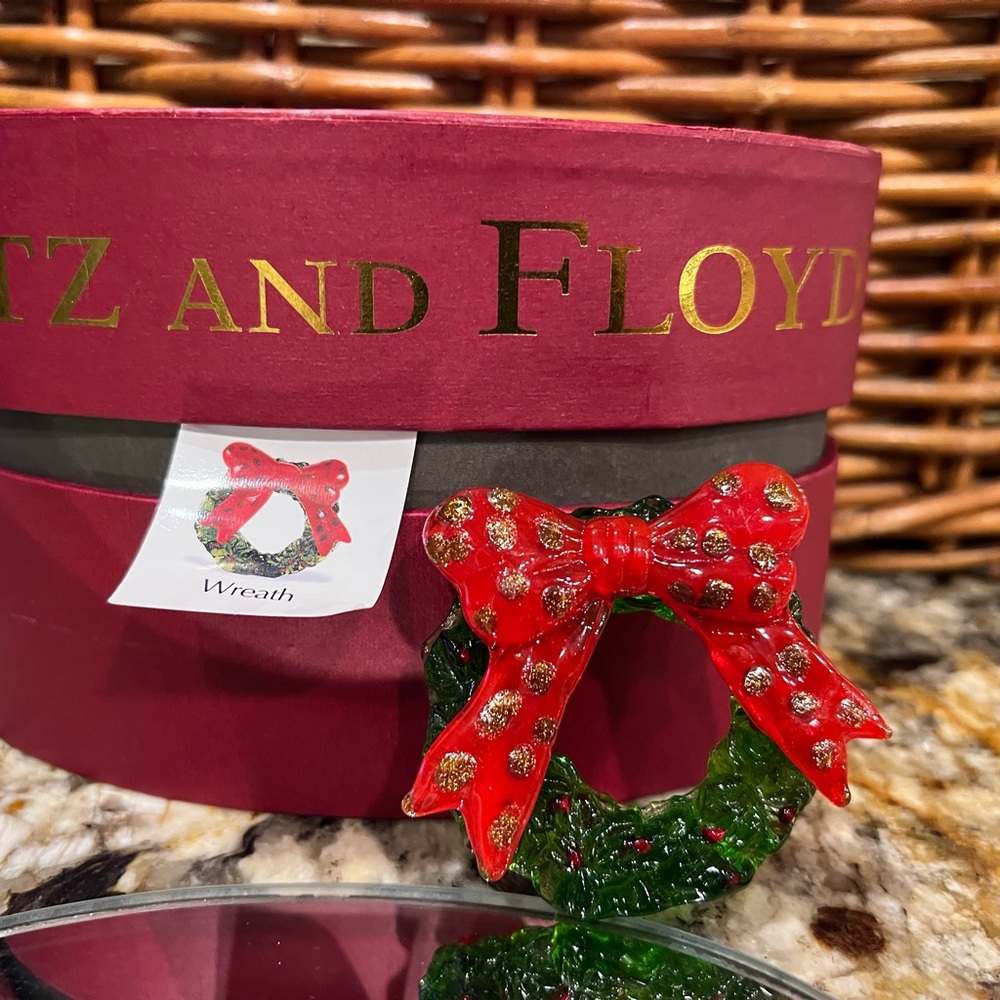 Fitz and Floyd Red and Green Wreath Figurine